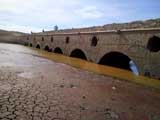 Ponte barroca do século XVIII que este submersa e que derivado á escassez de água na Barragem ficou de novo á vista.